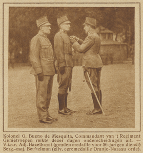 871511 Afbeelding van kolonel O. Bueno de Mesquita, de commandant van de genietroepen te Utrecht, die onderscheidingen ...